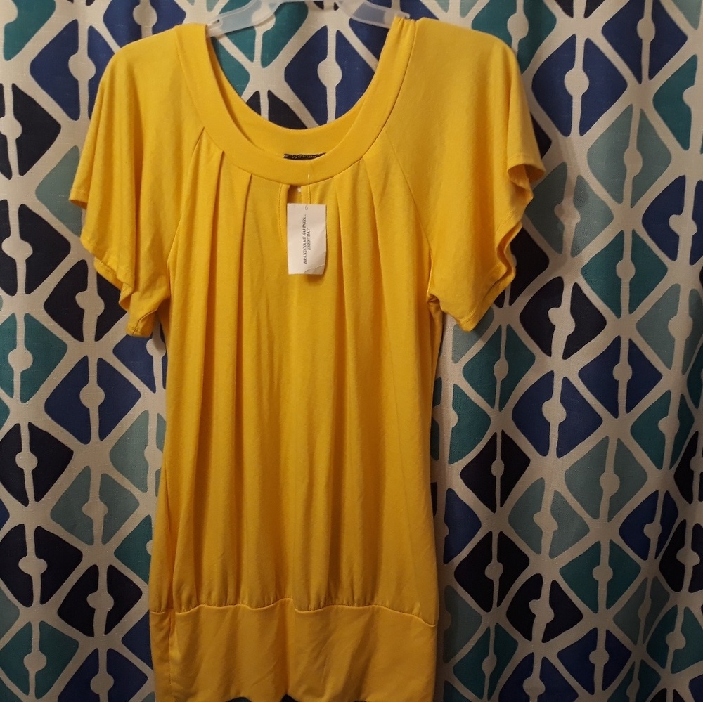 Pretty Yellow Keyhole Top NWT